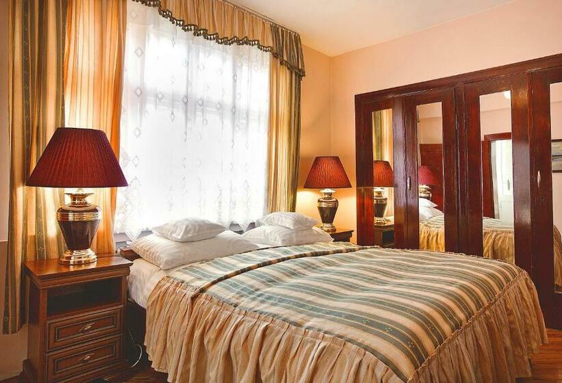 דירת חדר עם טרסה, Dworek Genny