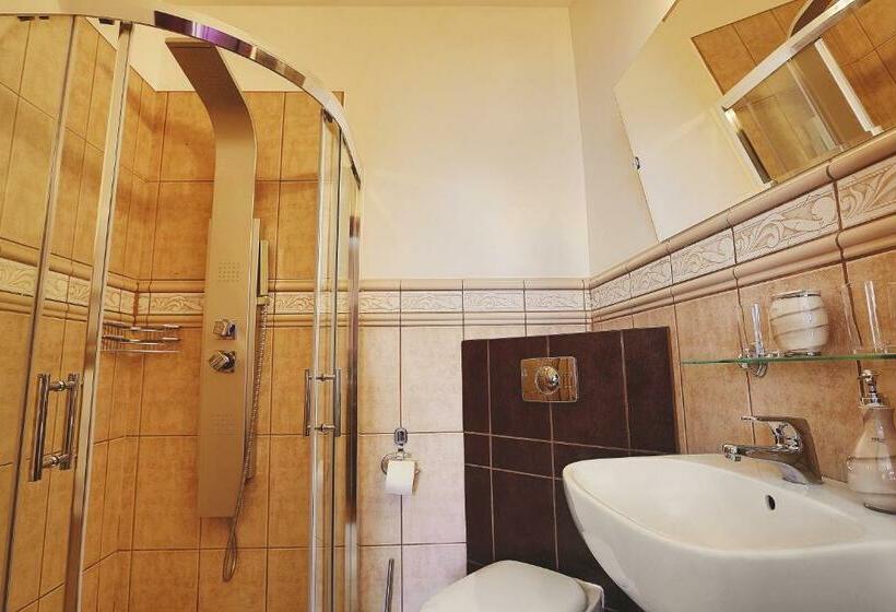 דירת חדר עם טרסה, Dworek Genny