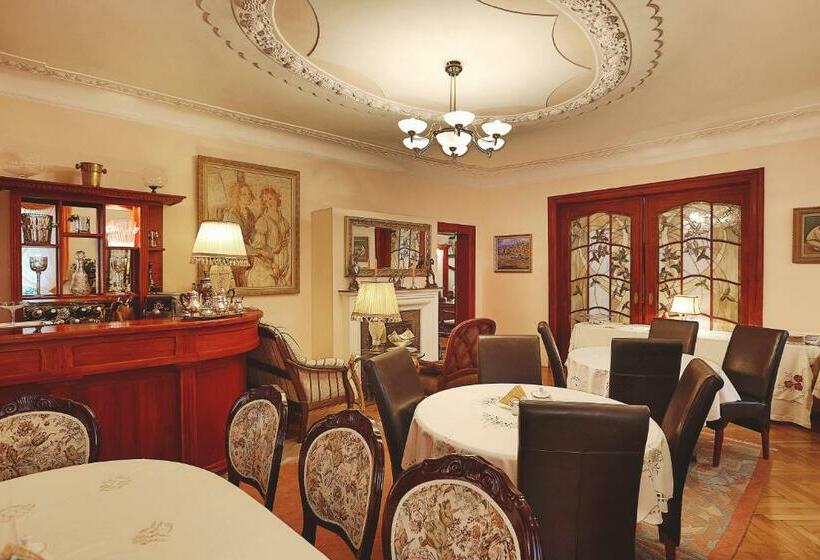 דירת חדר עם טרסה, Dworek Genny