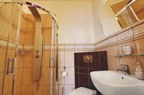 דירת חדר עם טרסה, Dworek Genny