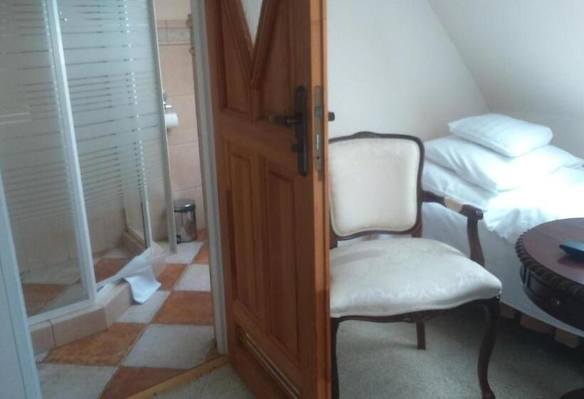 חדר בסיסי, Dworek Genny