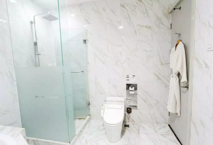 Executive Suite, Forbis