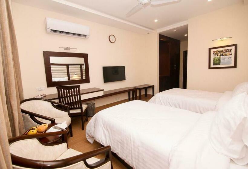 اتاق لوکس, One Rahim Yar Khan Club Road