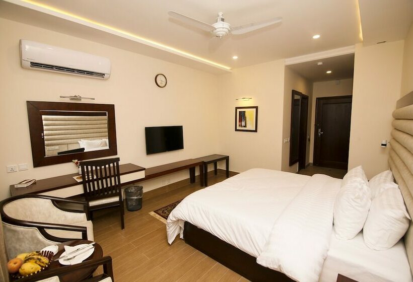 اتاق لوکس, One Rahim Yar Khan Club Road