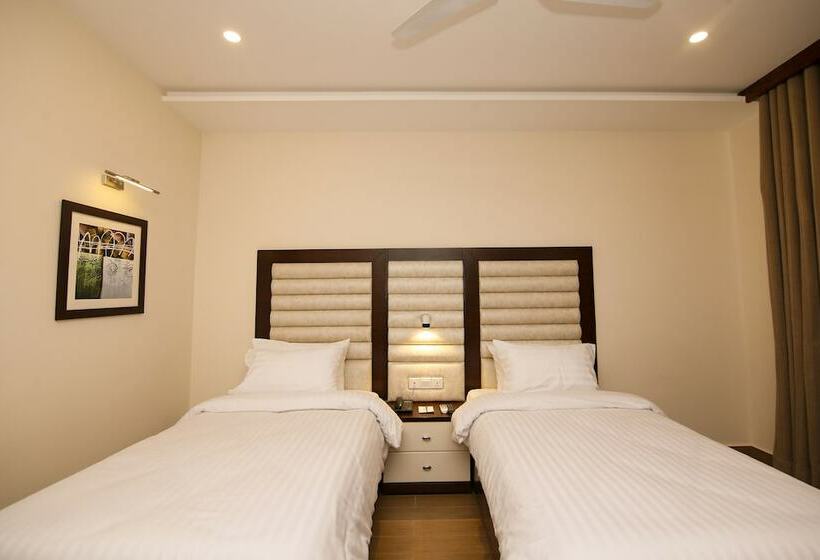 اتاق لوکس, One Rahim Yar Khan Club Road