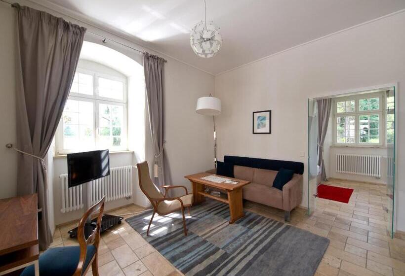 جناح جونيور, Pałac Pakoszów Schlosshotel Wernersdorf