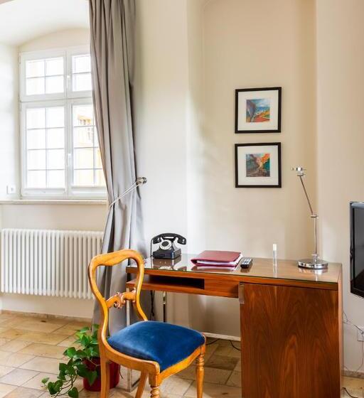 جناح جونيور, Pałac Pakoszów Schlosshotel Wernersdorf