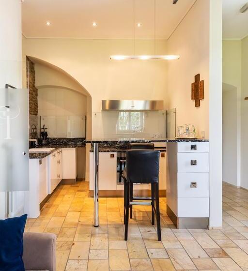 جناح جونيور, Pałac Pakoszów Schlosshotel Wernersdorf