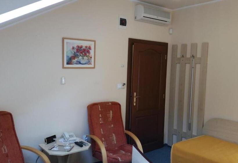 اتاق استاندارد سه نفره, Penzión Zlatý Jeleň