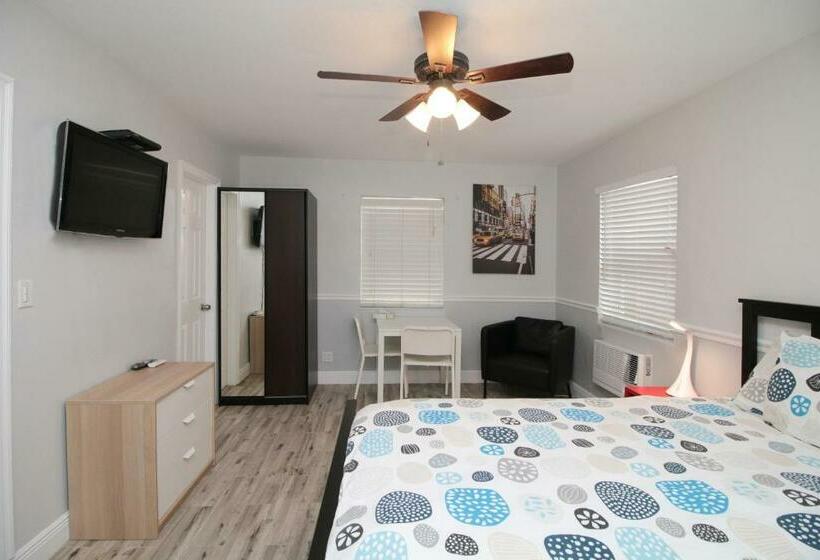 Студия Стандарт, The Dolphin Hollywood