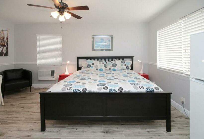 Студия Стандарт, The Dolphin Hollywood