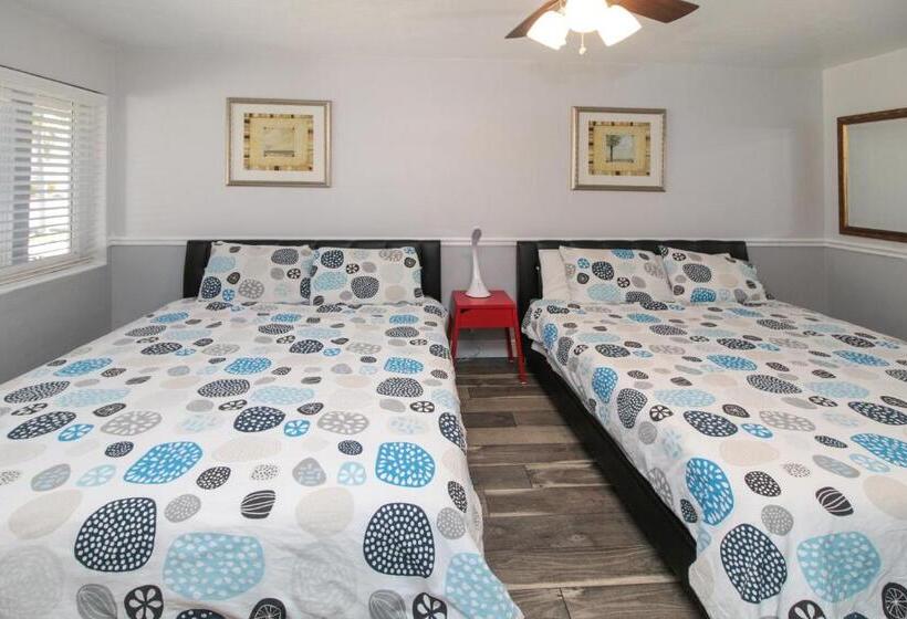 Студия Deluxe, The Dolphin Hollywood