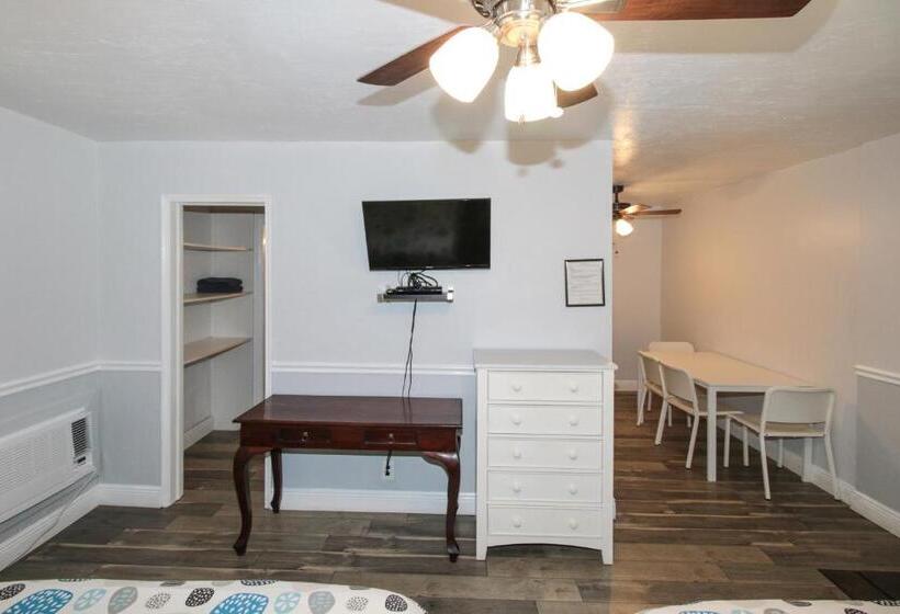 Студия Deluxe, The Dolphin Hollywood