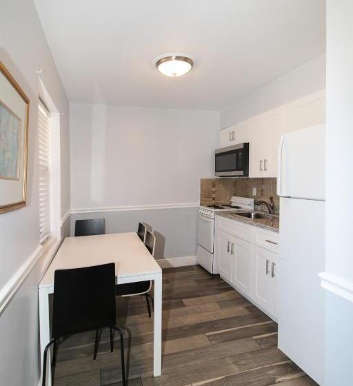 Студия Deluxe, The Dolphin Hollywood