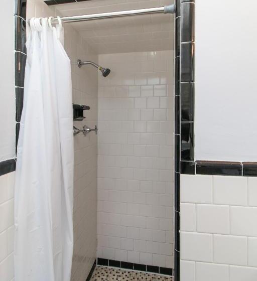 Студия Deluxe, The Dolphin Hollywood