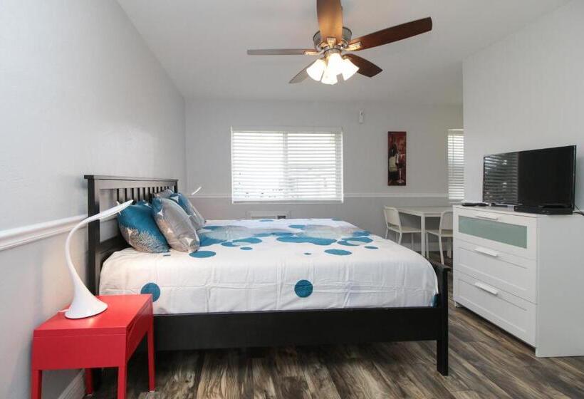 Студия Стандарт Двуспальная Кровать, The Dolphin Hollywood