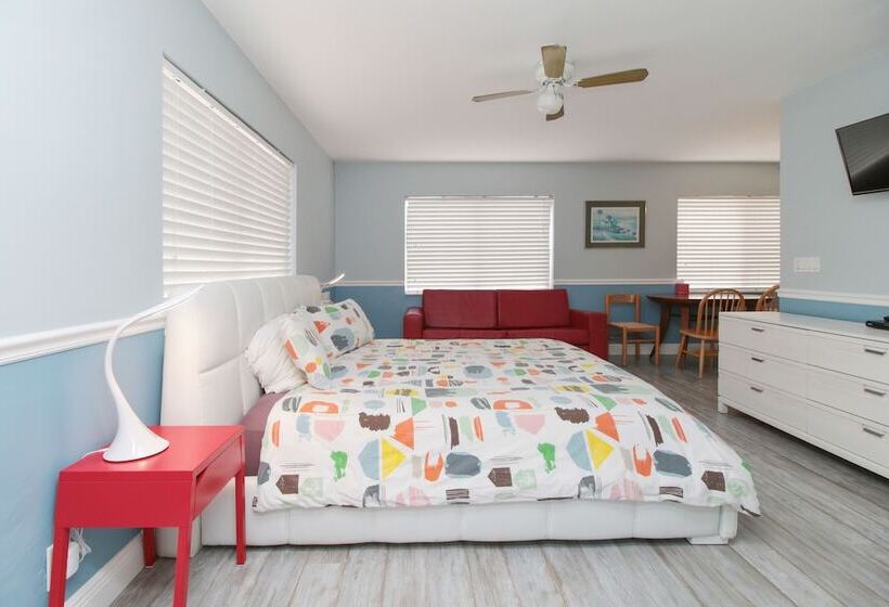 Студия Стандарт, The Dolphin Hollywood