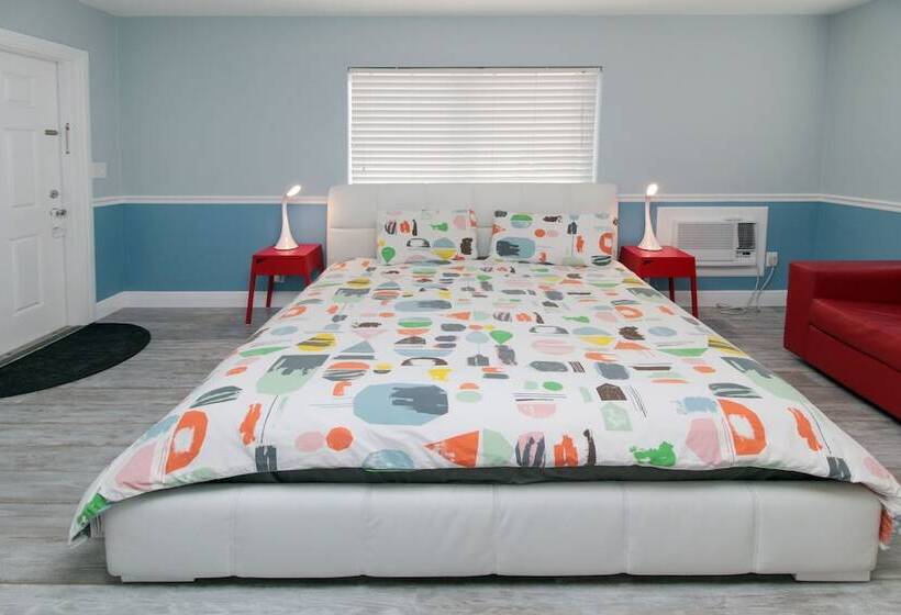 Студия Стандарт, The Dolphin Hollywood