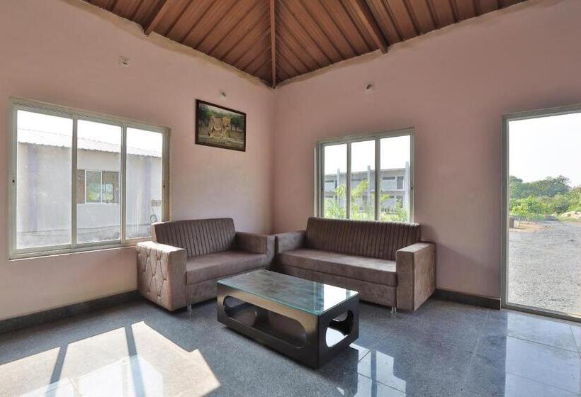 غرفة قياسية مزوَّدة بشُرفة, Aaranya Gir Resort