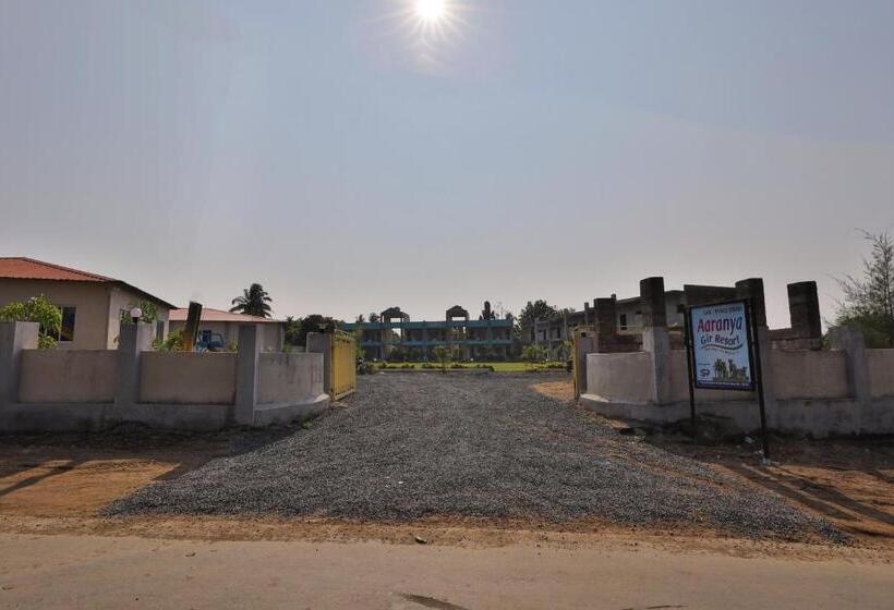 غرفة قياسية مزوَّدة بشُرفة, Aaranya Gir Resort