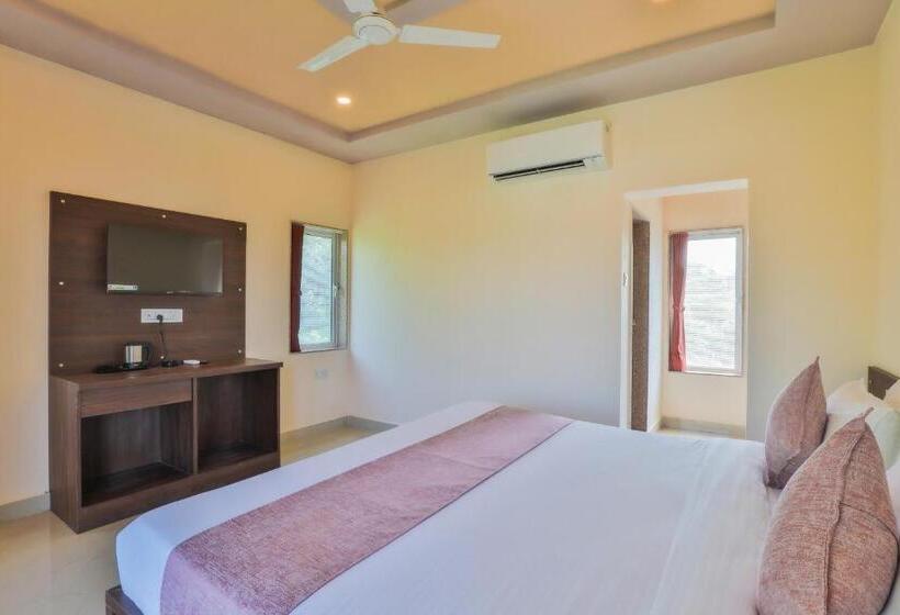 غرفة قياسية مزوَّدة بشُرفة, Aaranya Gir Resort