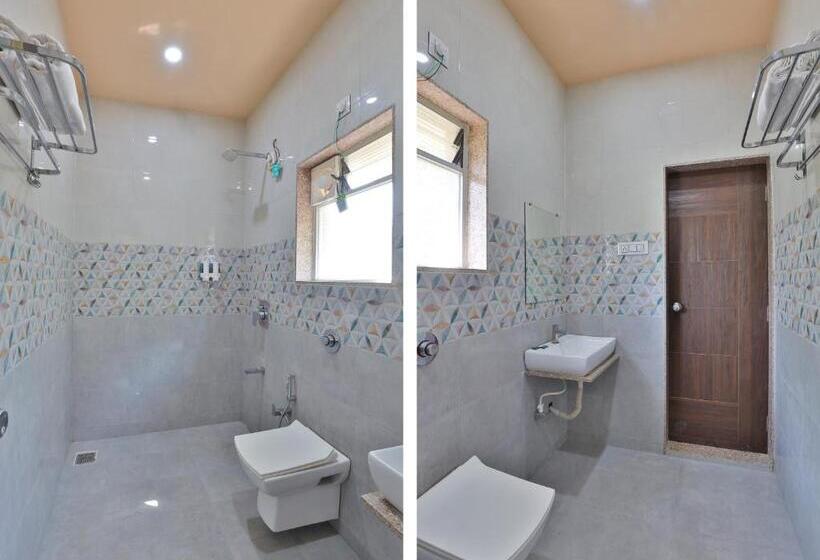 غرفة قياسية مزوَّدة بشُرفة, Aaranya Gir Resort