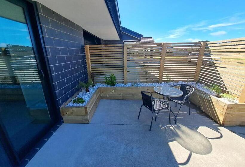 استودیوی استاندارد, 3 Mile Bnb