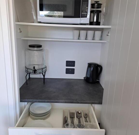 استودیوی استاندارد, 3 Mile Bnb