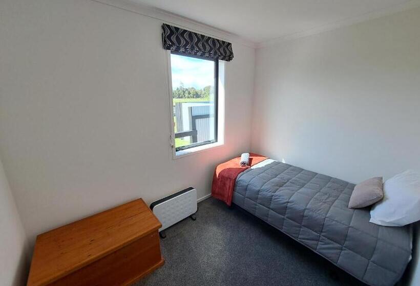 استودیوی استاندارد, 3 Mile Bnb