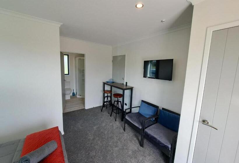 استودیوی استاندارد, 3 Mile Bnb