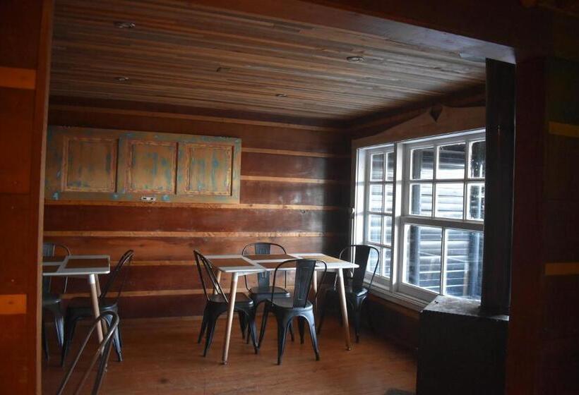 バスルーム共有のトリプルスタンダード, Estación Hostel