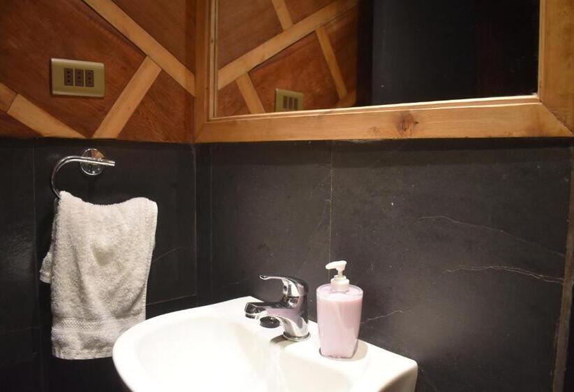 バスルーム共有のトリプルスタンダード, Estación Hostel