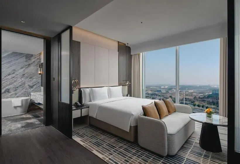 キングサイズベッドのスイートルーム, Crowne Plaza Ezhou, An Ihg