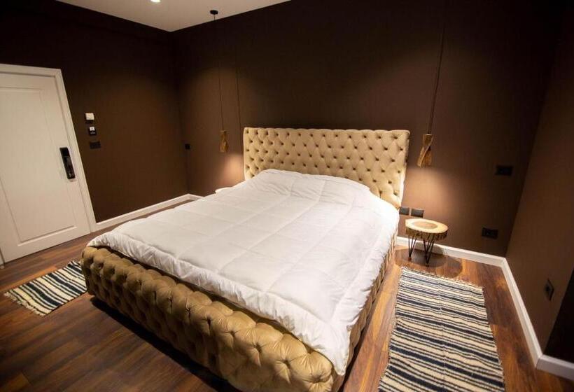 جناح ديلوكس, La Montagna