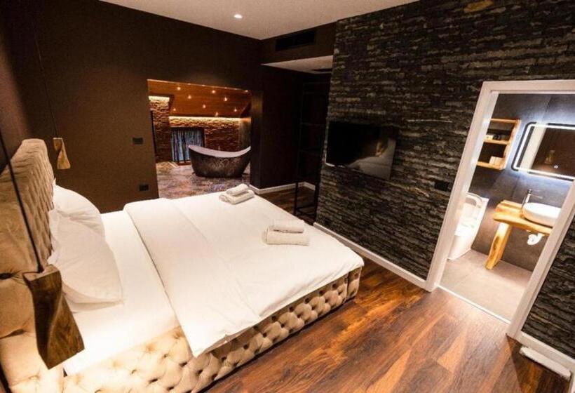 جناح ديلوكس, La Montagna