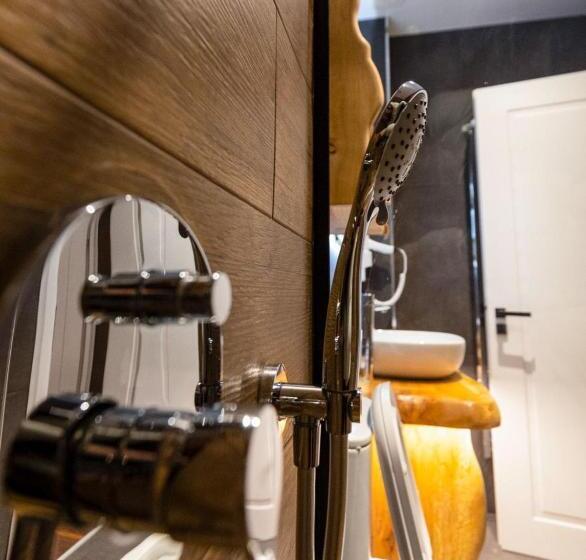 جناح ديلوكس, La Montagna