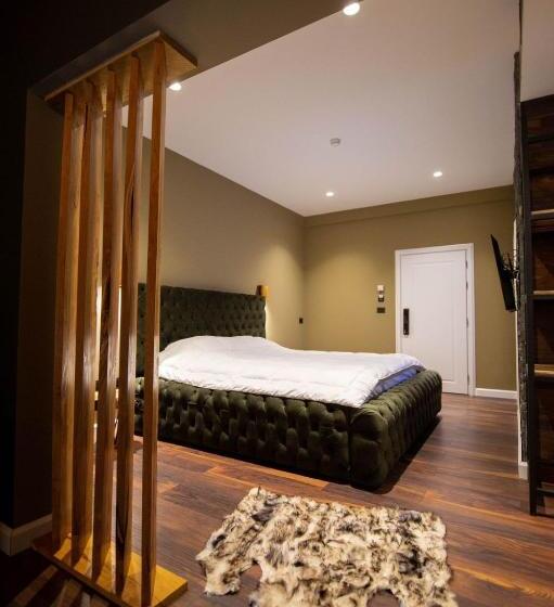 غرفة عائلية مطلّة علي الجبل, La Montagna