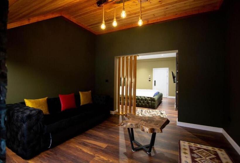 غرفة عائلية مطلّة علي الجبل, La Montagna