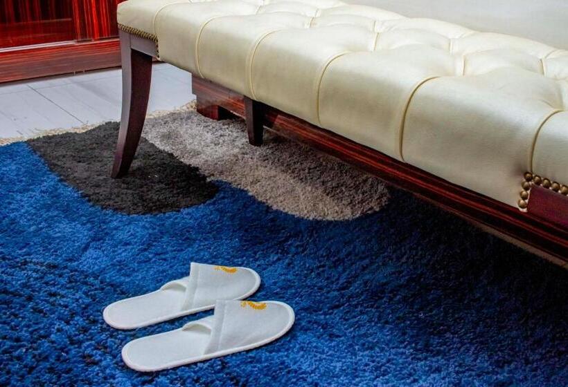 سوییت اجرایی, Sana