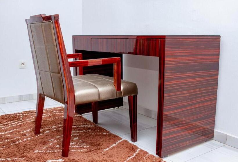 اتاق لوکس, Sana