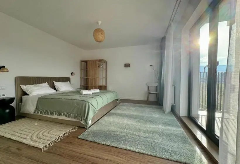 Standard-studio Parveke, Epic Vila Brașov, Cristian