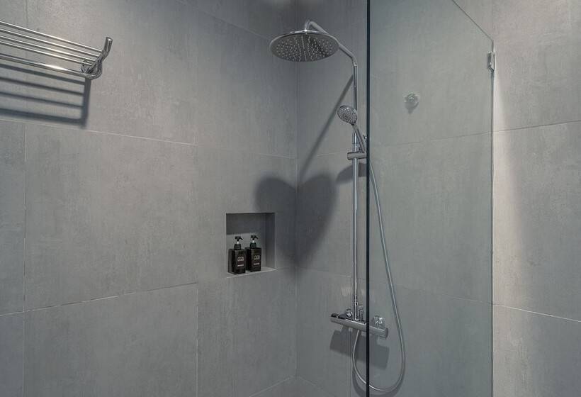 חדר סטודיו סטנדרד, The Simore