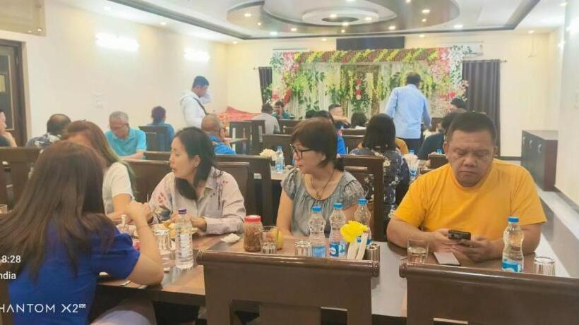 غرفة قياسية, J P Palace