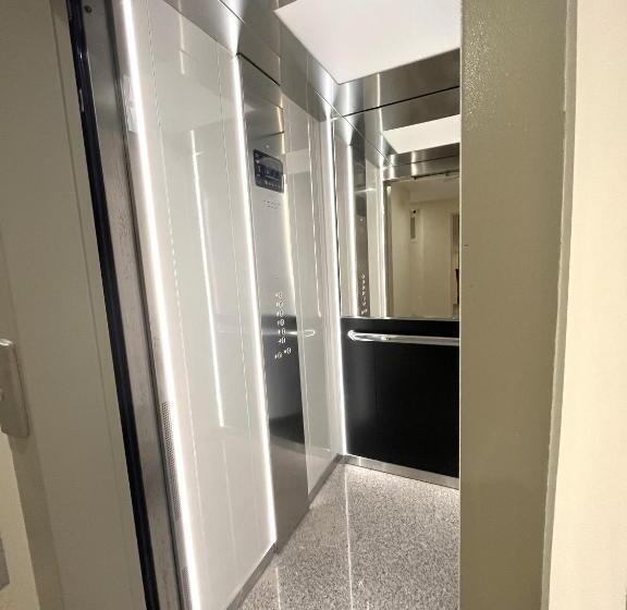 スタンダードルーム, Marina Elche