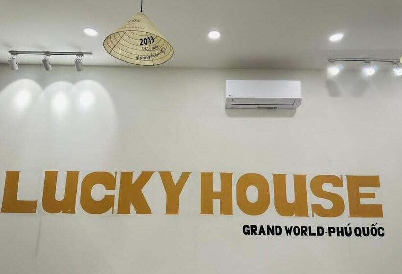 اتاق استاندارد چهارنفره با بالکن, Lucky Sea View Grand World Phu Quoc