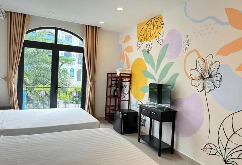 اتاق استاندارد چهارنفره با بالکن, Lucky Sea View Grand World Phu Quoc