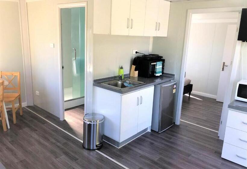 스탠다드 방갈로, Queen Street Holiday Park