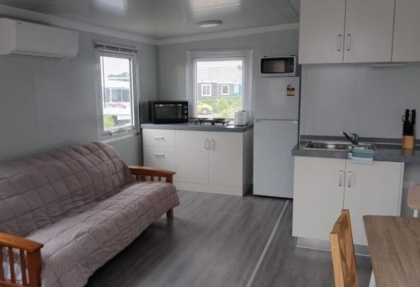 스탠다드 방갈로, Queen Street Holiday Park