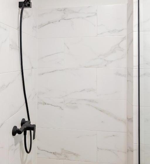 四人标准间, Complex Acom