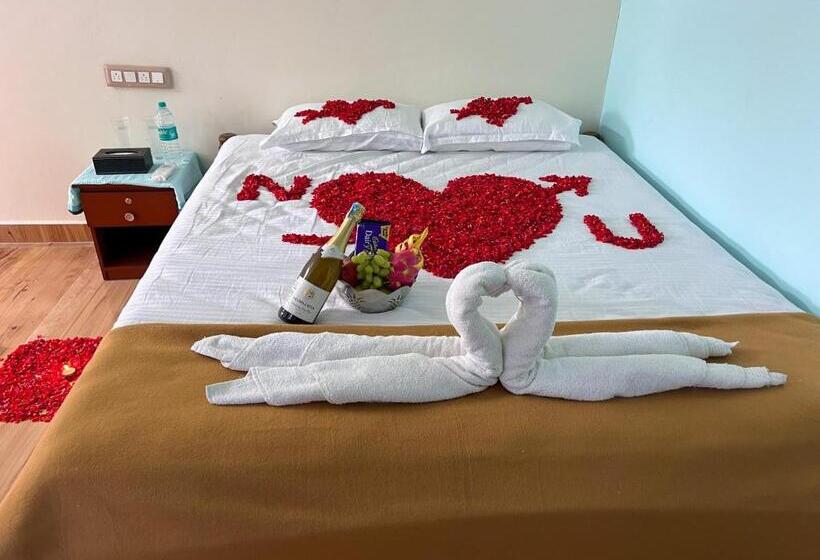 غرفة قياسية مطلّة علي حمام السباحة, Gandhada Goodu Retreat